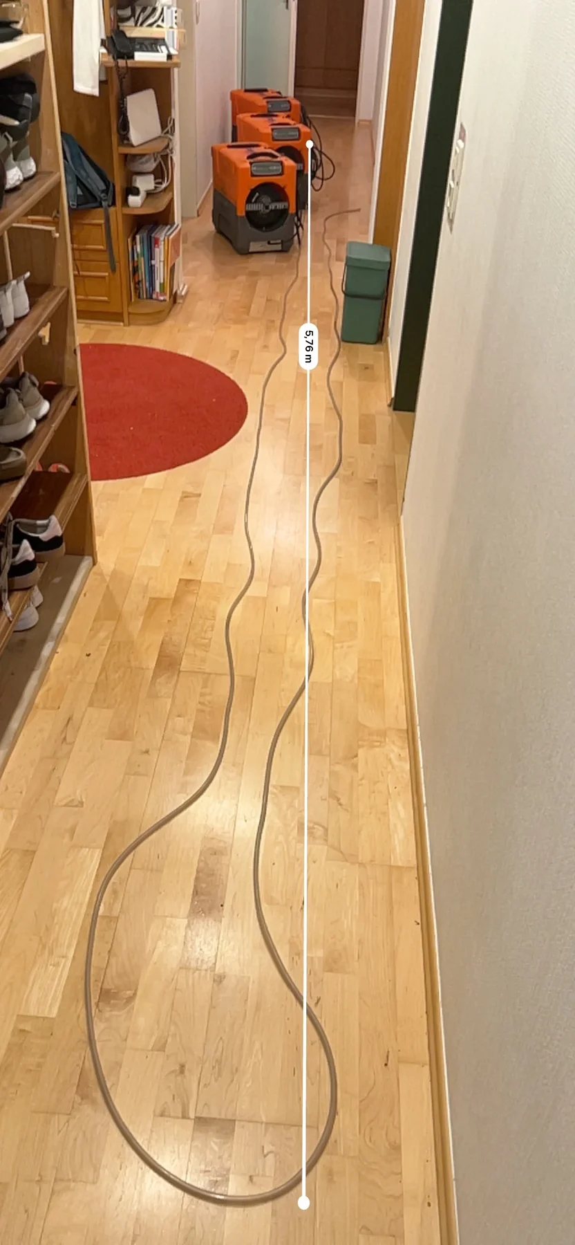 Verlegter Kondensatschlauch unserer Bautrockner
